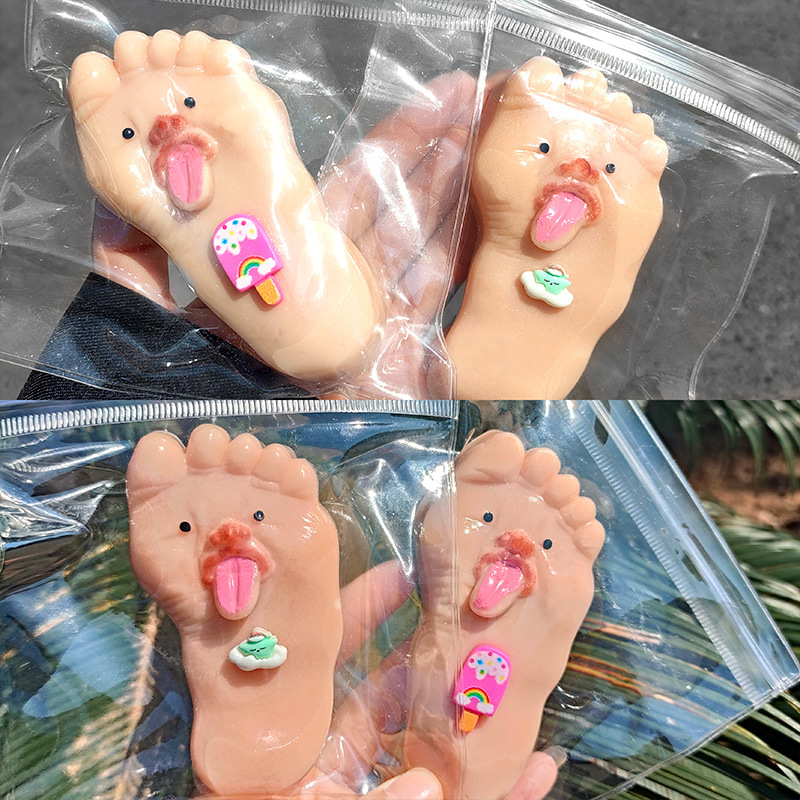 Whimsical Tongue Out Foot Resi - Resin Art Love recension och pris